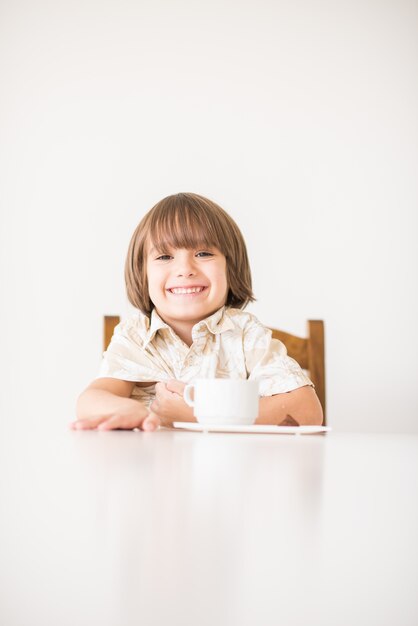 Enfant à l&#39;intérieur de la maison moderne