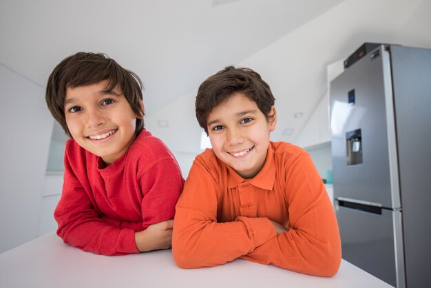 Enfant à l&#39;intérieur de la maison moderne