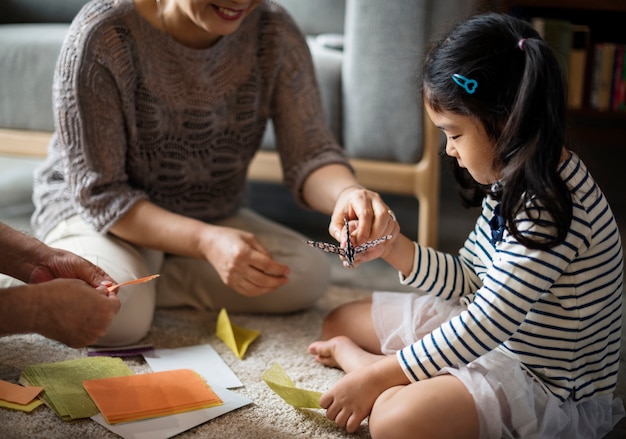 Enfant japonais jouant avec un origami