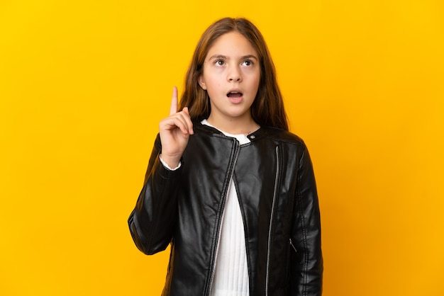 Enfant sur jaune isolé pensée une idée pointant le doigt vers le haut