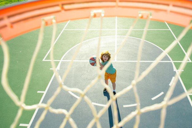 Enfant jouant au basket-ball avec ballon basket-ball enfant joueur enfant activité sportive