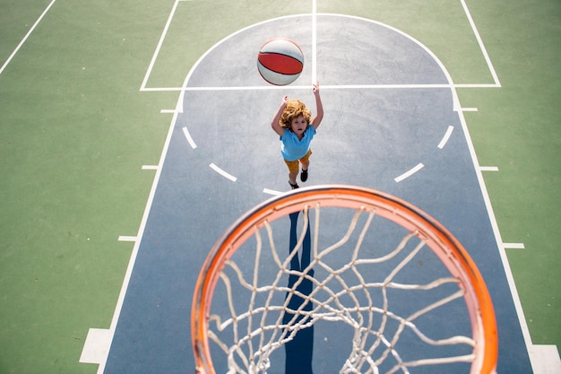 Enfant jouant au basket avec un ballon de basket Activité sportive pour enfants