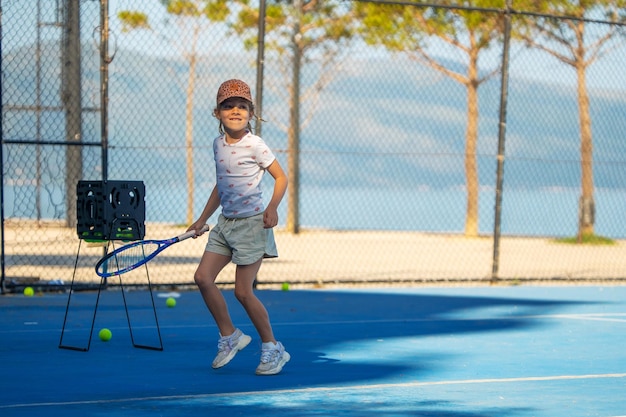 Enfant jouant au tennis sur un court extérieur