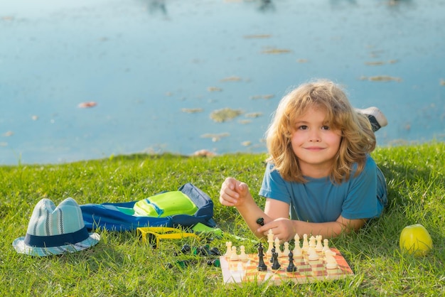 Enfant jouant aux échecs Enfant intelligent pensant aux échecs