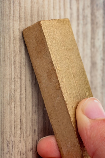 Enfant jouant avec des blocs de construction sur fond blanc