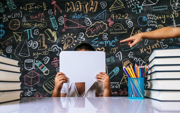 Enfant jouant avec une bulle de parole en classe