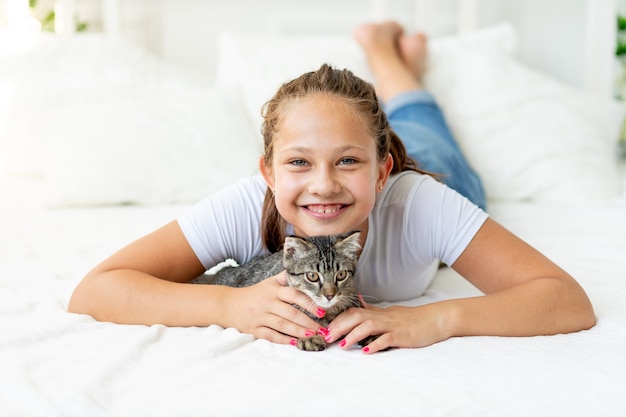 Un enfant jouant avec le chat à la maison