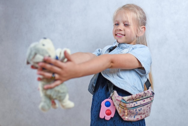 Enfant jouant avec un chien en peluche