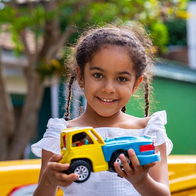 Un enfant jouant à Crianca brincando une voiture pour enfants