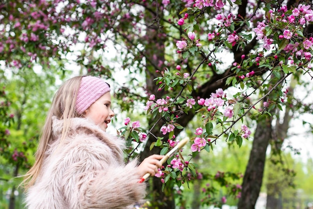 Enfant jouant dans le jardin grimpant sur l'arbre