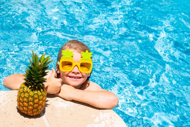 Enfant jouant dans la piscine Activité pour enfants d'été