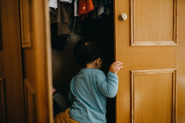 Enfant jouant dans le placard