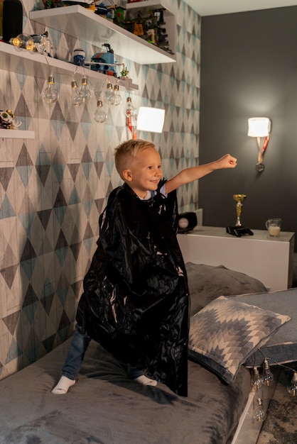 Photo enfant jouant dans sa chambre