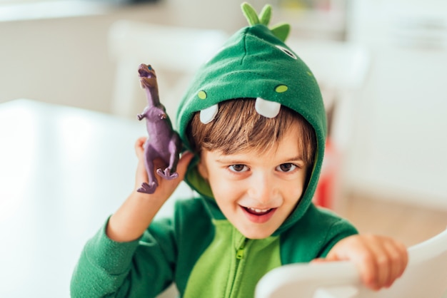 Photo enfant jouant avec des dinosaures