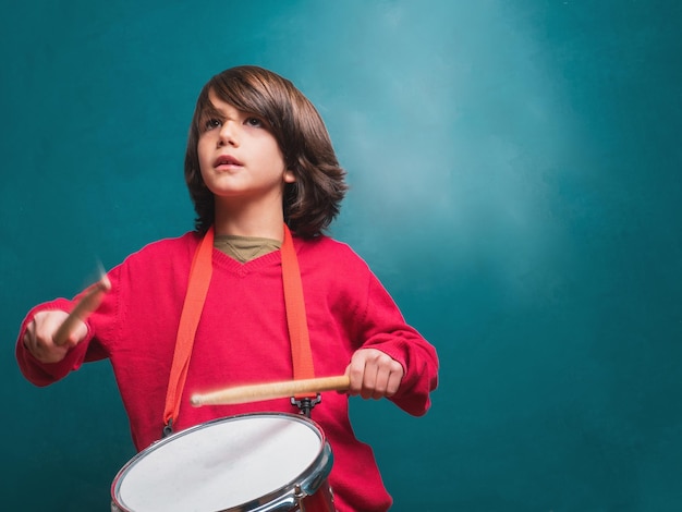 Enfant jouant du tambour