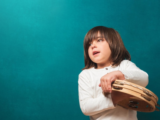 Enfant jouant du tambourin