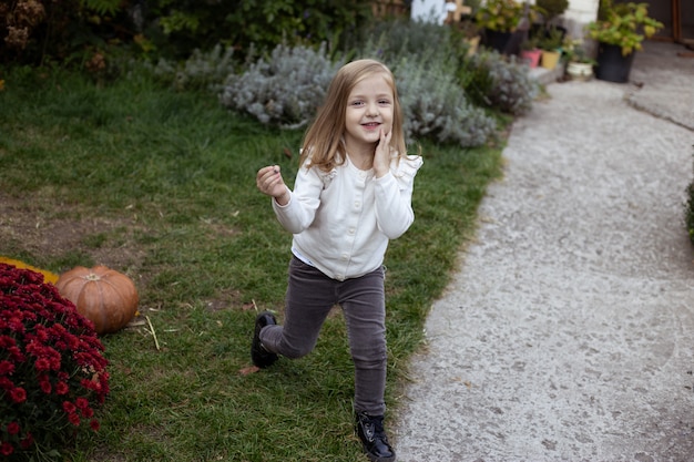 Enfant jouant à l'extérieur en été