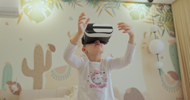 Photo enfant jouant à des jeux sur un appareil de réalité virtuelle fille apprenant à l'aide d'un casque de vérité virtuelle