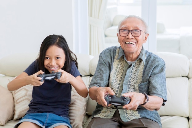 Enfant jouant à des jeux vidéo avec son grand-père