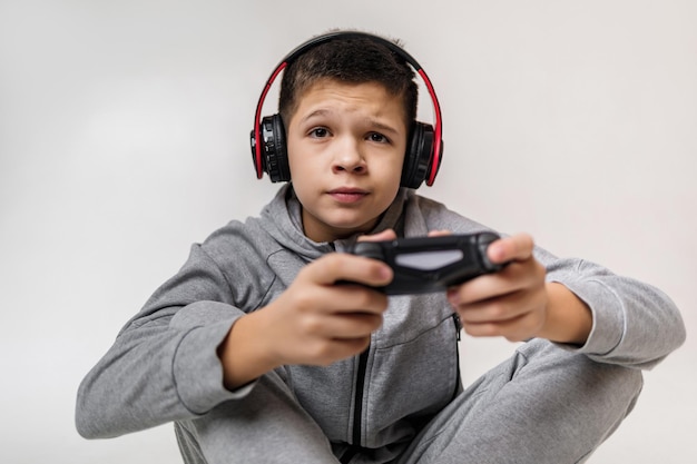 un enfant jouant à des jeux vidéo