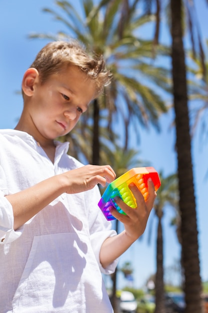 Un enfant jouant avec un jouet arc-en-ciel