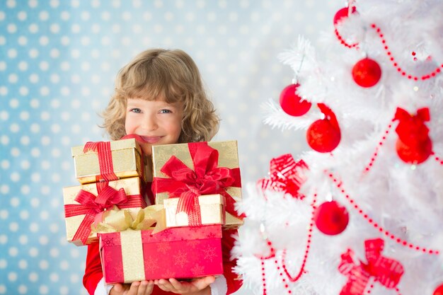 Enfant jouant à la maison. Sapin de Noël. Concept de vacances de Noël