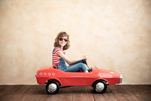 Photo enfant jouant à la maison vacances d'été et concept de voyage