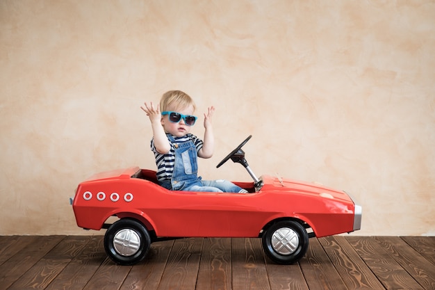 Photo enfant jouant à la maison vacances d'été et concept de voyage