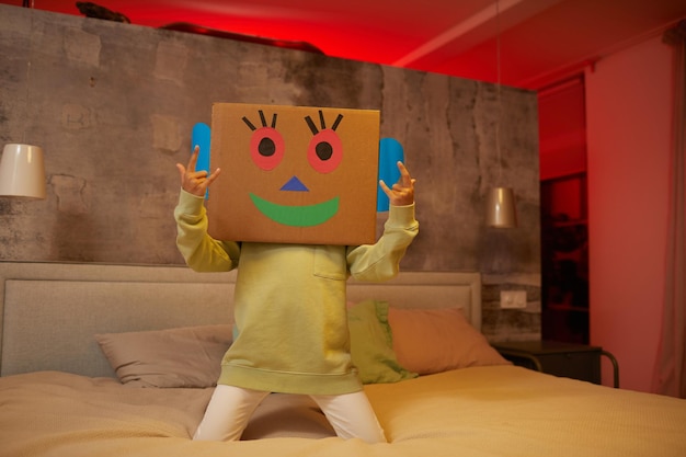 Enfant jouant avec un masque en carton