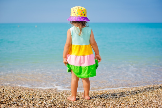 Enfant jouant sur la plage