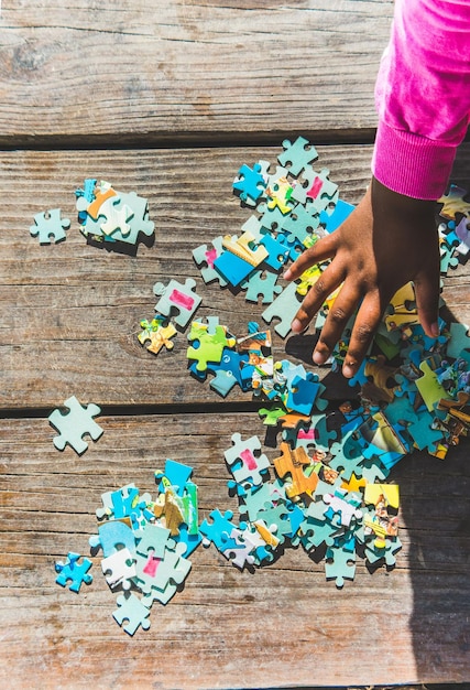 Photo enfant jouant avec un puzzle