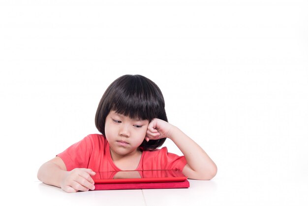 enfant jouant tablette, enfant regardant dessin animé