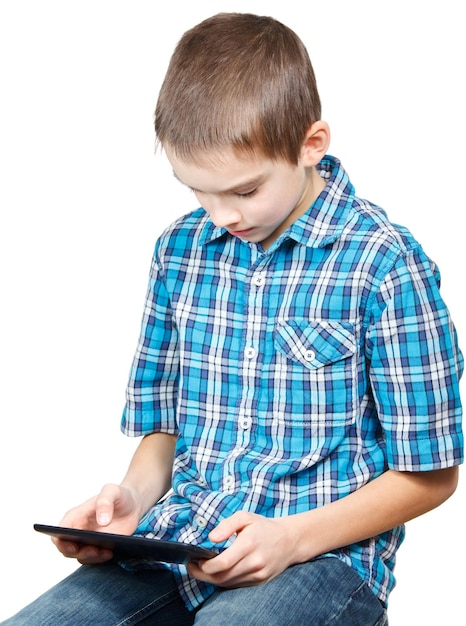 Enfant jouant avec une tablette