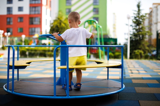 Enfant jouant sur le terrain de jeu