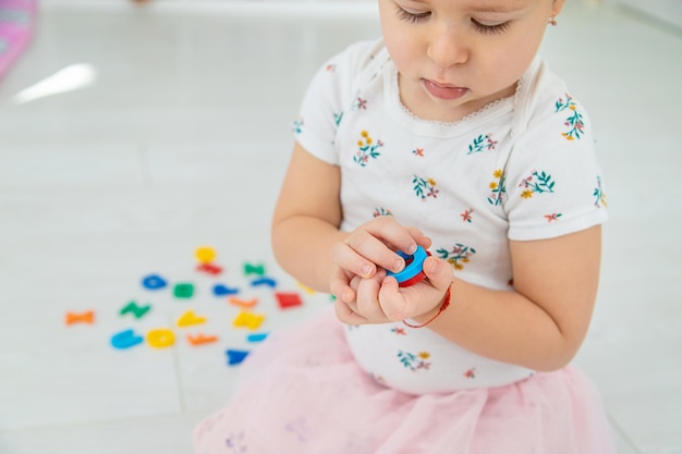 L'enfant joue apprend des chiffres et des lettres Mise au point sélective