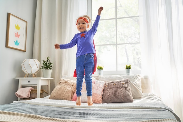 L'enfant joue au super-héros