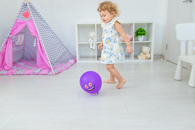 L'enfant joue avec un ballon Mise au point sélective