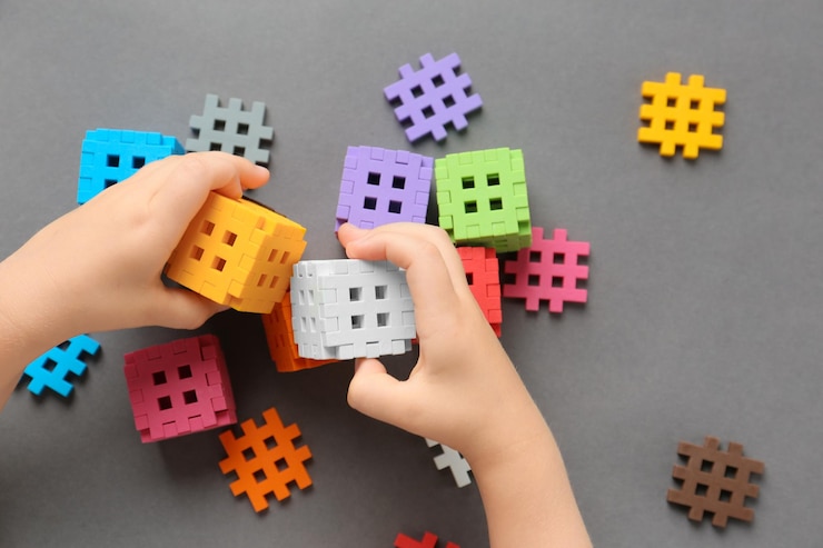 Photo l'enfant joue avec des blocs multicolores