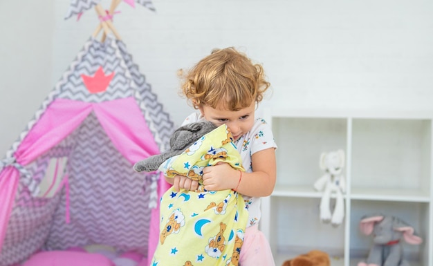 L'enfant joue avec le chat Mise au point sélective