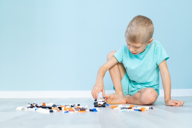 Un enfant joue avec un constructeur de maison