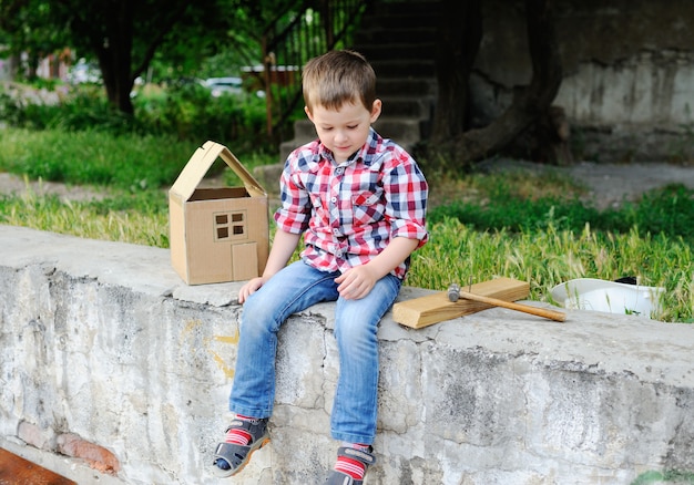 Enfant joue constructeur