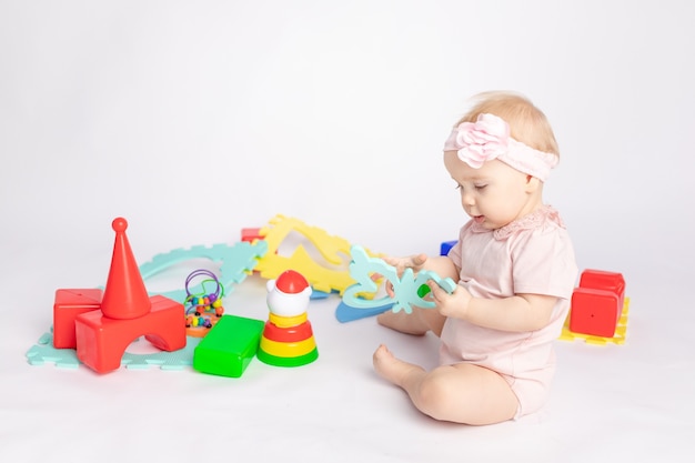 L'enfant joue avec des cubes sur un fond blanc isolé, de l'espace pour le texte