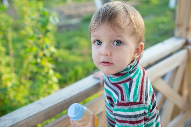 Un enfant joue dans le belvédère dans la rue en été