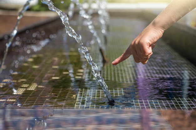 L'enfant joue dans la fontaine de la ville