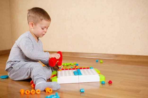 L'enfant joue avec un designer pour enfants