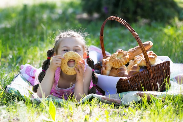 Un enfant joue avec du pain au soleil.