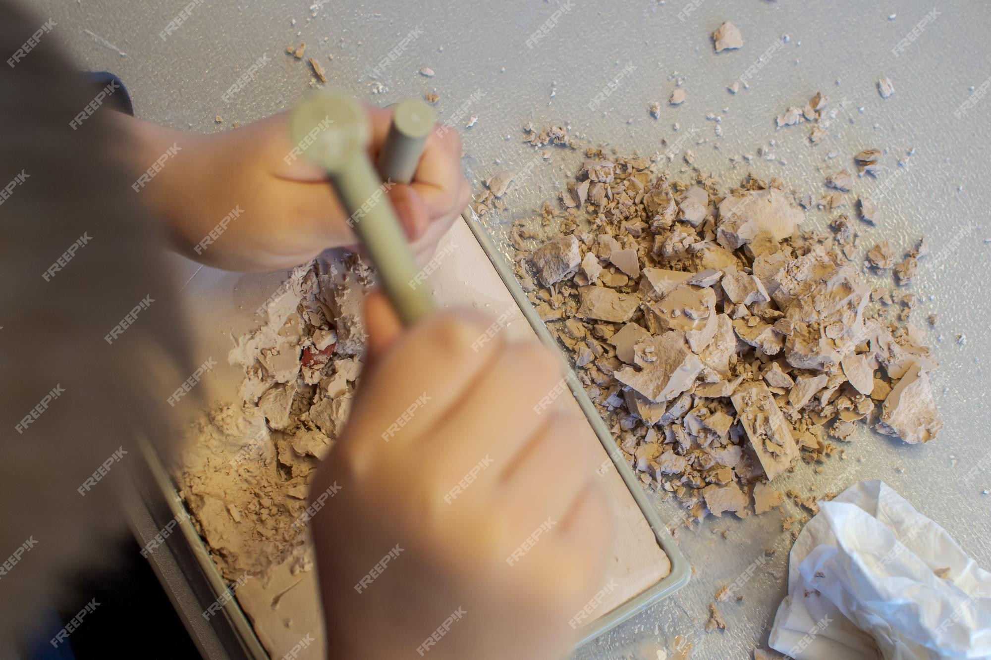 Un Enfant Joue Avec Un Ensemble Pour Enfants Pour L'excavation De Cristaux  Et De Pierres