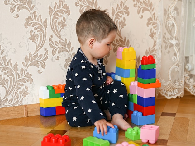 L'enfant joue de façon indépendante dans le gros plan du créateur.