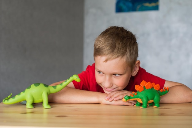 Un enfant joue avec des figures animales