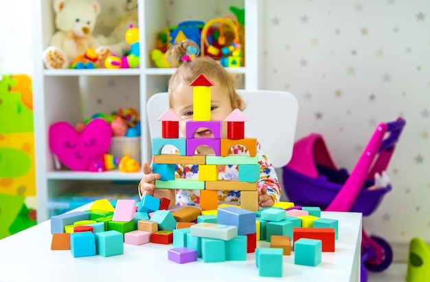 L'enfant Joue Avec Des Jouets Dans La Chambre. Mise Au Point Sélective. De Bébé.